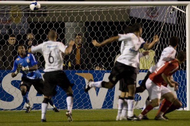 CORINTHIANS/SP X INTERNACIONAL/RS - em um lance da partida realizada esta noite no estádio do Pacaembu, zona oeste da cidade, na primeira partida da decisão da Copa do Brasil 2009