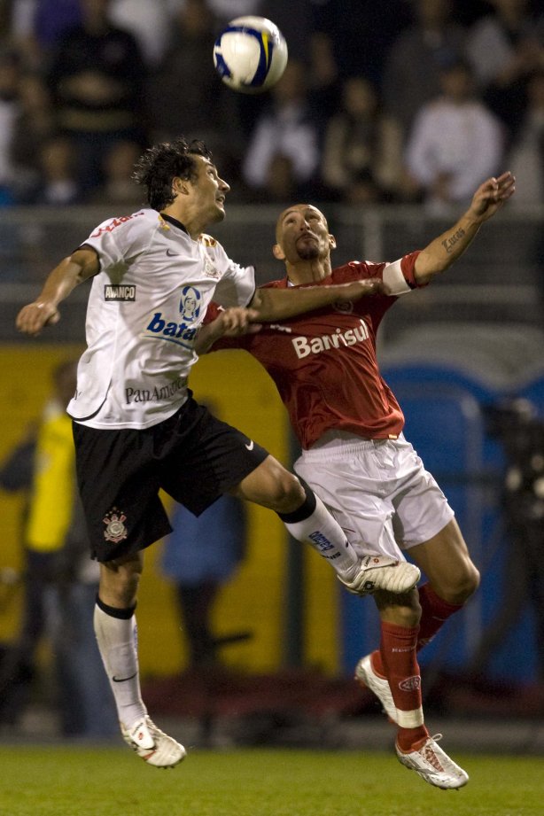 CORINTHIANS/SP X INTERNACIONAL/RS - em um lance da partida realizada esta noite no estádio do Pacaembu, zona oeste da cidade, na primeira partida da decisão da Copa do Brasil 2009