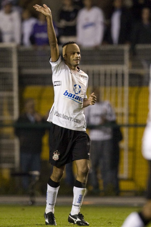 CORINTHIANS/SP X INTERNACIONAL/RS - em um lance da partida realizada esta noite no estádio do Pacaembu, zona oeste da cidade, na primeira partida da decisão da Copa do Brasil 2009