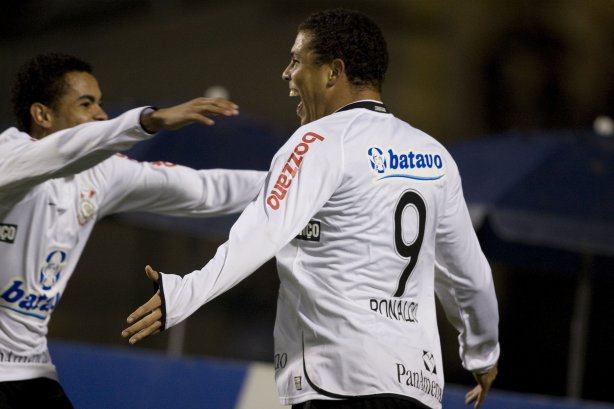 CORINTHIANS/SP X INTERNACIONAL/RS - em um lance da partida realizada esta noite no estádio do Pacaembu, zona oeste da cidade, na primeira partida da decisão da Copa do Brasil 2009