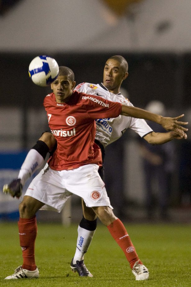 CORINTHIANS/SP X INTERNACIONAL/RS - em um lance da partida realizada esta noite no estádio do Pacaembu, zona oeste da cidade, na primeira partida da decisão da Copa do Brasil 2009
