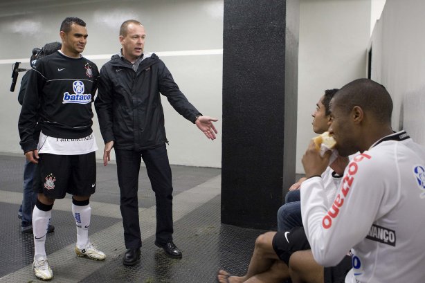 CORINTHIANS/SP X INTERNACIONAL/RS - em um lance da partida realizada esta noite no estádio do Pacaembu, zona oeste da cidade, na primeira partida da decisão da Copa do Brasil 2009
