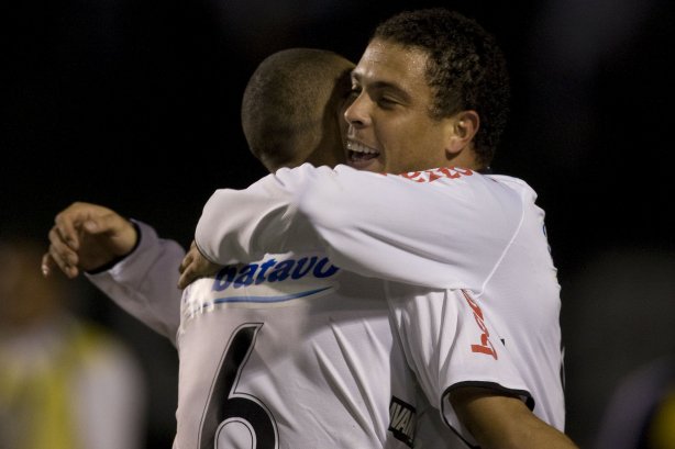 CORINTHIANS/SP X INTERNACIONAL/RS - em um lance da partida realizada esta noite no estádio do Pacaembu, zona oeste da cidade, na primeira partida da decisão da Copa do Brasil 2009