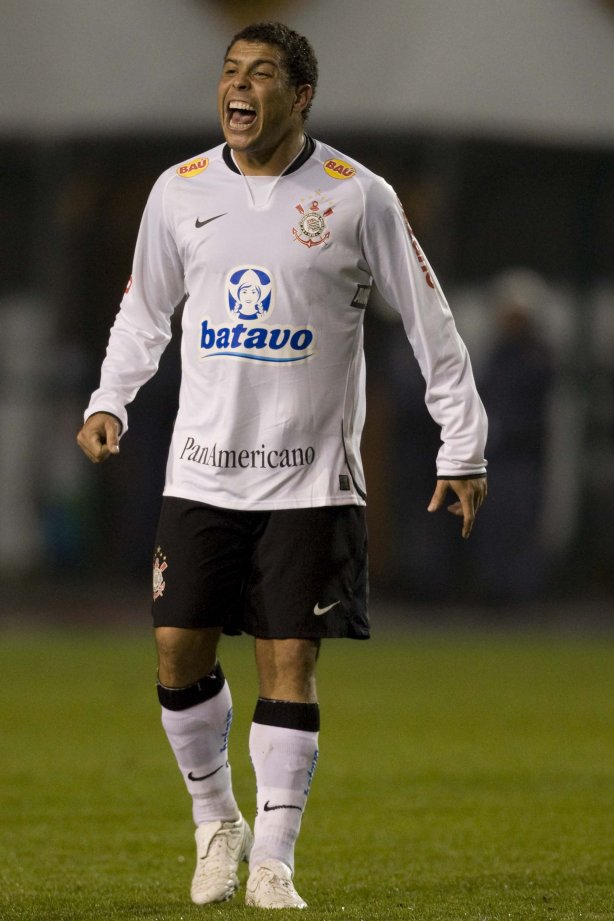 CORINTHIANS/SP X INTERNACIONAL/RS - em um lance da partida realizada esta noite no estádio do Pacaembu, zona oeste da cidade, na primeira partida da decisão da Copa do Brasil 2009