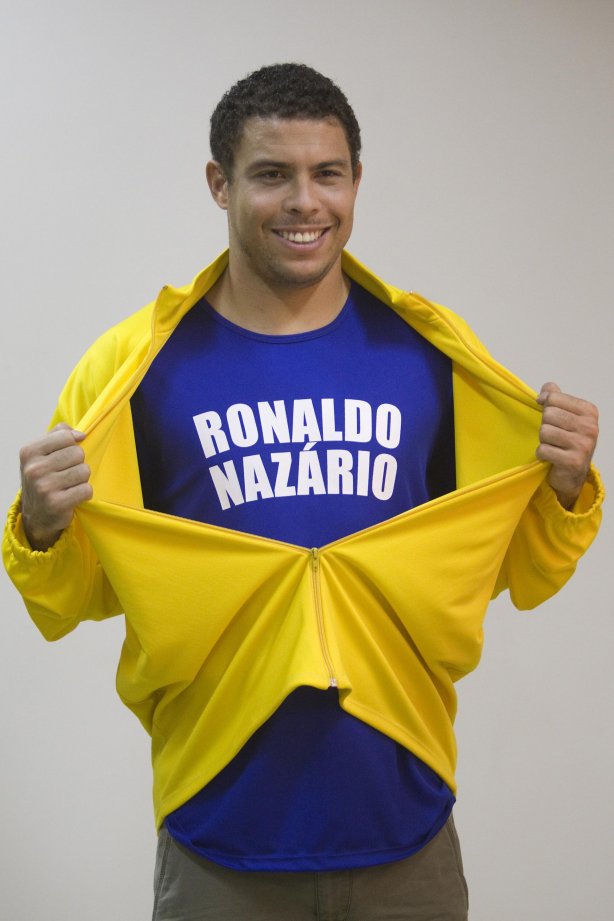 O atacante Ronaldo posa para fotos da campanha Nacional pela Mobilizacao para obtencao da Certidao de Nascimento e Documentacao Basica, da Secretaria Especial dos Direitos Humanos da Presidencia da Republica, após o treino do Corinthians realizado esta tarde no CT do Parque Ecológico do Tiete, zona leste da cidade. O próximo jogo será contra São Paulo, domingo, 21/06, a tarde, no estádio do Pacaembu, pelo Campeonato Brasileiro de 2009