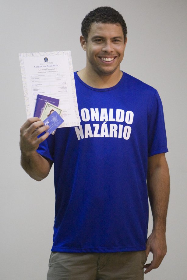 O atacante Ronaldo posa para fotos da campanha Nacional pela Mobilizacao para obtencao da Certidao de Nascimento e Documentacao Basica, da Secretaria Especial dos Direitos Humanos da Presidencia da Republica, após o treino do Corinthians realizado esta tarde no CT do Parque Ecológico do Tiete, zona leste da cidade. O próximo jogo será contra São Paulo, domingo, 21/06, a tarde, no estádio do Pacaembu, pelo Campeonato Brasileiro de 2009