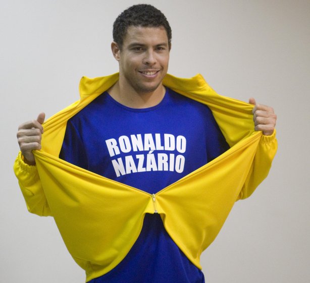 O atacante Ronaldo posa para fotos da campanha Nacional pela Mobilizacao para obtencao da Certidao de Nascimento e Documentacao Basica, da Secretaria Especial dos Direitos Humanos da Presidencia da Republica, após o treino do Corinthians realizado esta tarde no CT do Parque Ecológico do Tiete, zona leste da cidade. O próximo jogo será contra São Paulo, domingo, 21/06, a tarde, no estádio do Pacaembu, pelo Campeonato Brasileiro de 2009