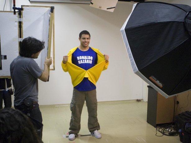 O atacante Ronaldo posa para fotos da campanha Nacional pela Mobilizacao para obtencao da Certidao de Nascimento e Documentacao Basica, da Secretaria Especial dos Direitos Humanos da Presidencia da Republica, após o treino do Corinthians realizado esta tarde no CT do Parque Ecológico do Tiete, zona leste da cidade. O próximo jogo será contra São Paulo, domingo, 21/06, a tarde, no estádio do Pacaembu, pelo Campeonato Brasileiro de 2009