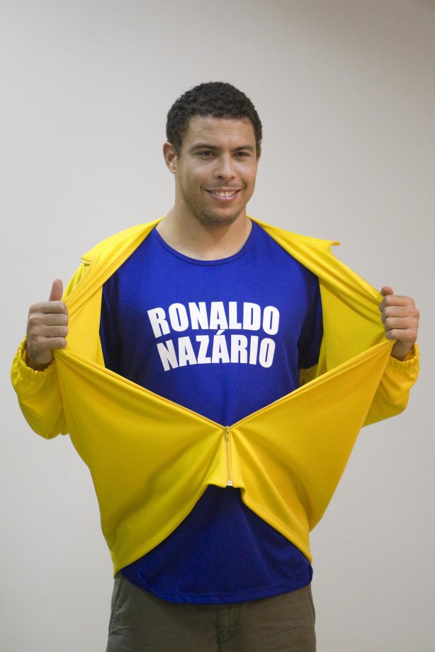 O atacante Ronaldo posa para fotos da campanha Nacional pela Mobilizacao para obtencao da Certidao de Nascimento e Documentacao Basica, da Secretaria Especial dos Direitos Humanos da Presidencia da Republica, após o treino do Corinthians realizado esta tarde no CT do Parque Ecológico do Tiete, zona leste da cidade. O próximo jogo será contra São Paulo, domingo, 21/06, a tarde, no estádio do Pacaembu, pelo Campeonato Brasileiro de 2009