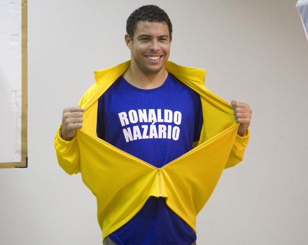 O atacante Ronaldo posa para fotos da campanha Nacional pela Mobilizacao para obtencao da Certidao de Nascimento e Documentacao Basica, da Secretaria Especial dos Direitos Humanos da Presidencia da Republica, após o treino do Corinthians realizado esta tarde no CT do Parque Ecológico do Tiete, zona leste da cidade. O próximo jogo será contra São Paulo, domingo, 21/06, a tarde, no estádio do Pacaembu, pelo Campeonato Brasileiro de 2009