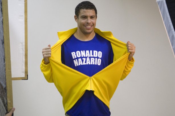 O atacante Ronaldo posa para fotos da campanha Nacional pela Mobilizacao para obtencao da Certidao de Nascimento e Documentacao Basica, da Secretaria Especial dos Direitos Humanos da Presidencia da Republica, após o treino do Corinthians realizado esta tarde no CT do Parque Ecológico do Tiete, zona leste da cidade. O próximo jogo será contra São Paulo, domingo, 21/06, a tarde, no estádio do Pacaembu, pelo Campeonato Brasileiro de 2009