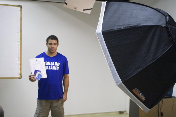 O atacante Ronaldo posa para fotos da campanha Nacional pela Mobilizacao para obtencao da Certidao de Nascimento e Documentacao Basica, da Secretaria Especial dos Direitos Humanos da Presidencia da Republica, após o treino do Corinthians realizado esta tarde no CT do Parque Ecológico do Tiete, zona leste da cidade. O próximo jogo será contra São Paulo, domingo, 21/06, a tarde, no estádio do Pacaembu, pelo Campeonato Brasileiro de 2009