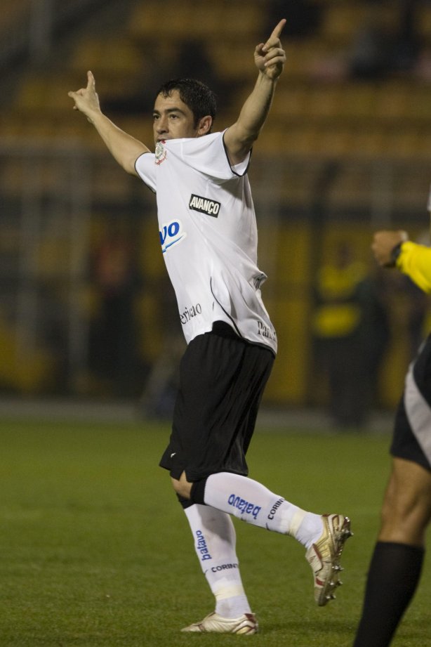 CORINTHIANS/SP X SAO PAULO/SP - em um lance da partida realizada esta noite no estádio do Pacaembu, zona oeste da cidade, válida pelo primeiro turno do Campeonato Brasileiro de 2009