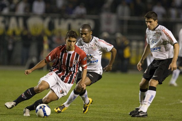 CORINTHIANS/SP X SAO PAULO/SP - em um lance da partida realizada esta noite no estádio do Pacaembu, zona oeste da cidade, válida pelo primeiro turno do Campeonato Brasileiro de 2009
