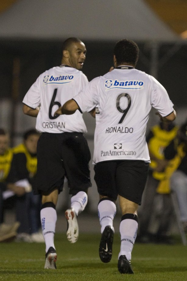 CORINTHIANS/SP X SAO PAULO/SP - em um lance da partida realizada esta noite no estádio do Pacaembu, zona oeste da cidade, válida pelo primeiro turno do Campeonato Brasileiro de 2009