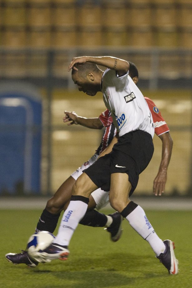 CORINTHIANS/SP X SAO PAULO/SP - Com Richarlyson ao seu lado, Cristian chuta e faz o gol do Corinthians em um lance da partida realizada esta noite no estádio do Pacaembu, zona oeste da cidade, válida pelo primeiro turno do Campeonato Brasileiro de 2009