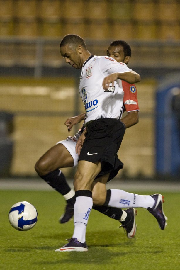 CORINTHIANS/SP X SAO PAULO/SP - Com Richarlyson ao seu lado, Cristian chuta e faz o orimeiro gol do Corinthtians em um lance da partida realizada esta noite no estádio do Pacaembu, zona oeste da cidade, válida pelo primeiro turno do Campeonato Brasileiro de 2009