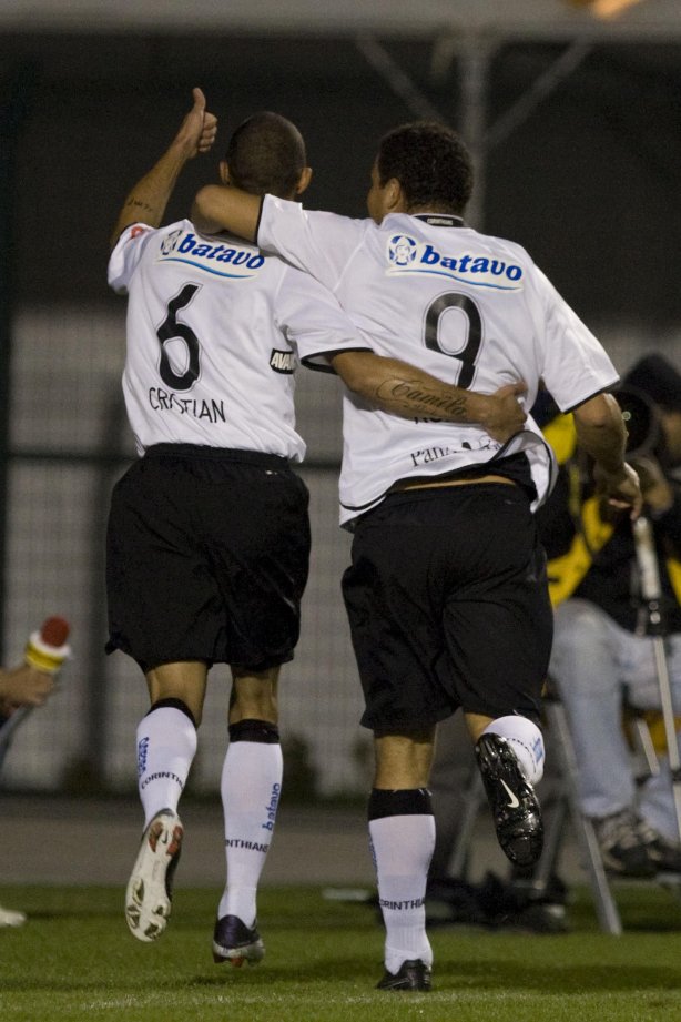 CORINTHIANS/SP X SAO PAULO/SP - Cristian comemora seu gol com Ronaldo em um lance da partida realizada esta noite no estádio do Pacaembu, zona oeste da cidade, válida pelo primeiro turno do Campeonato Brasileiro de 2009