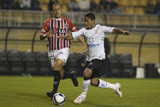 CORINTHIANS/SP X SAO PAULO/SP - Eduardo Costa e Jorge Henrique em um lance da partida realizada esta noite no estádio do Pacaembu, zona oeste da cidade, válida pelo primeiro turno do Campeonato Brasileiro de 2009