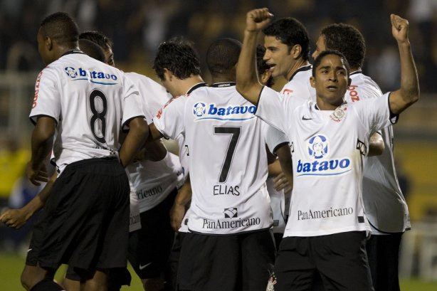 CORINTHIANS/SP X SAO PAULO/SP - Jorge Henrique comemora o segundo gol do Corinthians feito por Chicão de falta em um lance da partida realizada esta noite no estádio do Pacaembu, zona oeste da cidade, válida pelo primeiro turno do Campeonato Brasileiro de 2009