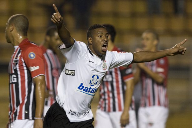 CORINTHIANS/SP X SAO PAULO/SP - Jucilei comemora seu gol o terceiro do Corinthians em um lance da partida realizada esta noite no estádio do Pacaembu, zona oeste da cidade, válida pelo primeiro turno do Campeonato Brasileiro de 2009