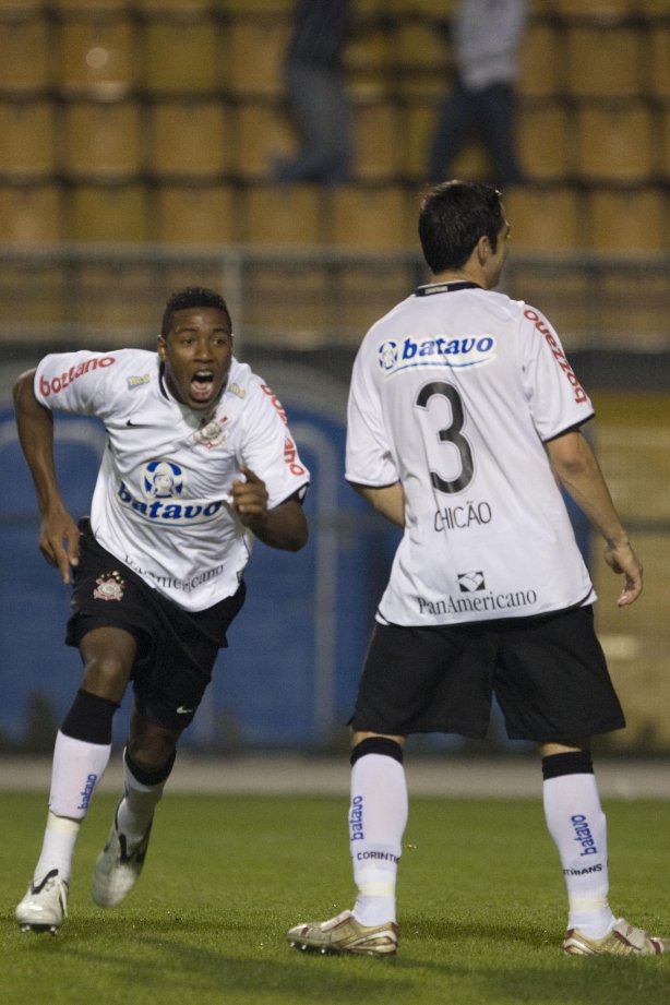 CORINTHIANS/SP X SAO PAULO/SP - Jucilei corre e comemora seu gol o terceiro do Corinthians em um lance da partida realizada esta noite no estádio do Pacaembu, zona oeste da cidade, válida pelo primeiro turno do Campeonato Brasileiro de 2009
