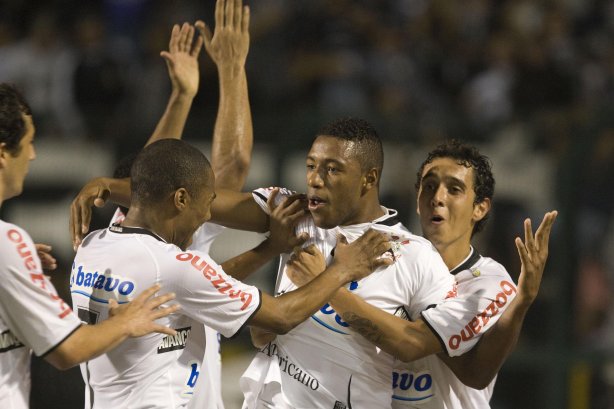 CORINTHIANS/SP X SAO PAULO/SP - Jucilei(c) comemora seu gol o terceiro do Corinthians em um lance da partida realizada esta noite no estádio do Pacaembu, zona oeste da cidade, válida pelo primeiro turno do Campeonato Brasileiro de 2009