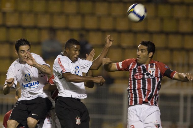 CORINTHIANS/SP X SAO PAULO/SP - Jucilei(c) sobe e faz de cabeca o tereceiro gol do Corinthians em um lance da partida realizada esta noite no estádio do Pacaembu, zona oeste da cidade, válida pelo primeiro turno do Campeonato Brasileiro de 2009