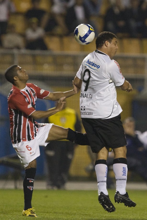 CORINTHIANS/SP X SAO PAULO/SP - Junior Cesar e Ronaldo em um lance da partida realizada esta noite no estádio do Pacaembu, zona oeste da cidade, válida pelo primeiro turno do Campeonato Brasileiro de 2009