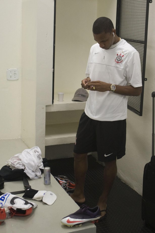 CORINTHIANS/SP X SAO PAULO/SP - nos vestiários antes da partida realizada esta noite no estádio do Pacaembu, zona oeste da cidade, válida pelo primeiro turno do Campeonato Brasileiro de 2009