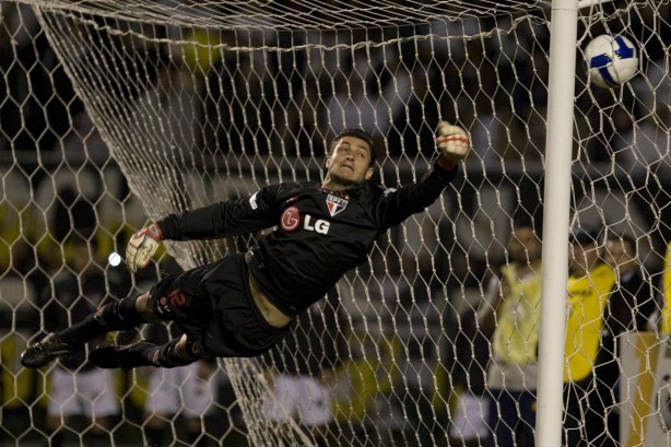 CORINTHIANS/SP X SAO PAULO/SP - O goleiro Denis não segura o chute na falta cobrada por Chicão em um lance da partida realizada esta noite no estádio do Pacaembu, zona oeste da cidade, válida pelo primeiro turno do Campeonato Brasileiro de 2009