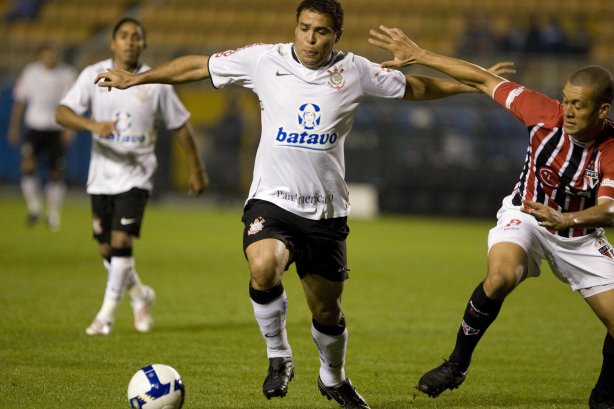 CORINTHIANS/SP X SAO PAULO/SP - Ronaldo e Eduardo Costa em um lance da partida realizada esta noite no estádio do Pacaembu, zona oeste da cidade, válida pelo primeiro turno do Campeonato Brasileiro de 2009
