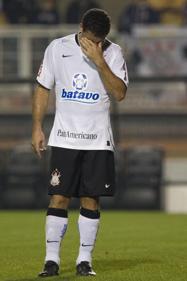 CORINTHIANS/SP X SAO PAULO/SP - Ronaldo em um lance da partida realizada esta noite no estádio do Pacaembu, zona oeste da cidade, válida pelo primeiro turno do Campeonato Brasileiro de 2009