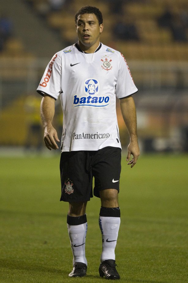 CORINTHIANS/SP X SAO PAULO/SP - Ronaldo em um lance da partida realizada esta noite no estádio do Pacaembu, zona oeste da cidade, válida pelo primeiro turno do Campeonato Brasileiro de 2009