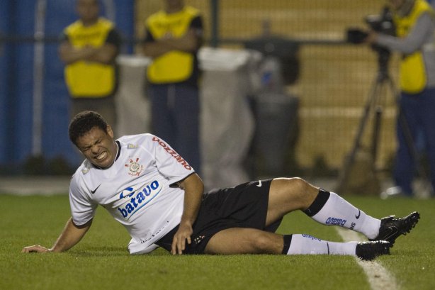CORINTHIANS/SP X SAO PAULO/SP - Ronaldo em um lance da partida realizada esta noite no estádio do Pacaembu, zona oeste da cidade, válida pelo primeiro turno do Campeonato Brasileiro de 2009