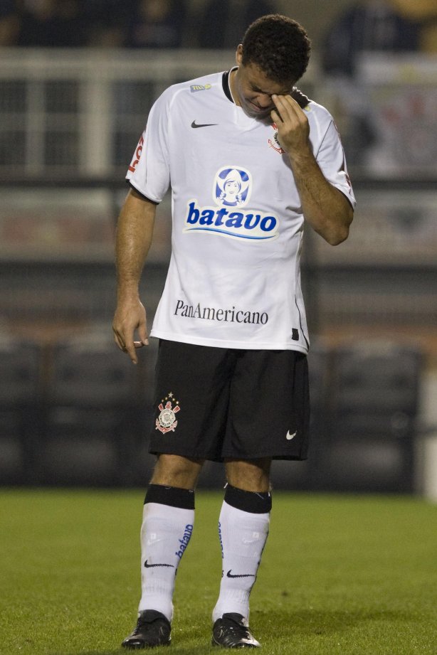 CORINTHIANS/SP X SAO PAULO/SP - Ronaldo em um lance da partida realizada esta noite no estádio do Pacaembu, zona oeste da cidade, válida pelo primeiro turno do Campeonato Brasileiro de 2009