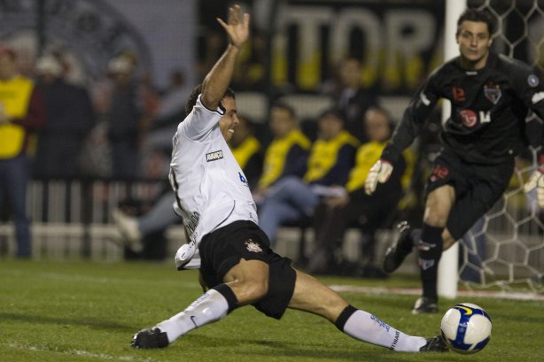 CORINTHIANS/SP X SAO PAULO/SP - Ronaldo não alcanca a bola em um lance da partida realizada esta noite no estádio do Pacaembu, zona oeste da cidade, válida pelo primeiro turno do Campeonato Brasileiro de 2009