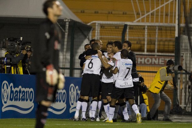 CORINTHIANS/SP X SAO PAULO/SP - Time do Corinthians comemora gol de Cristian em um lance da partida realizada esta noite no estádio do Pacaembu, zona oeste da cidade, válida pelo primeiro turno do Campeonato Brasileiro de 2009