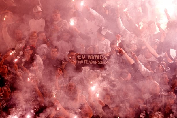 CORINTHIANS/SP X INTERNACIONAL/RS - Torcida do Corinthians na partida realizada esta noite no estádio do Pacaembu, zona oeste da cidade, na primeira partida da decisão da Copa do Brasil 2009