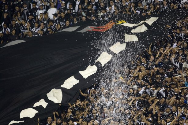 CORINTHIANS/SP X INTERNACIONAL/RS - Torcida do Corinthians na partida realizada esta noite no estádio do Pacaembu, zona oeste da cidade, na primeira partida da decisão da Copa do Brasil 2009