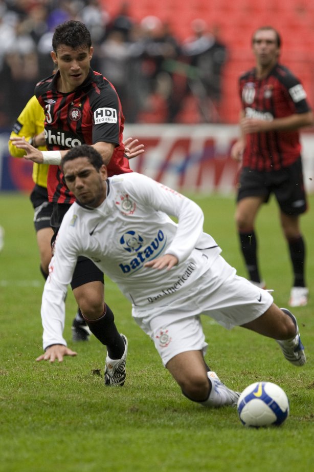 ATLETICO PARANAENSE/PR X CORINTHIANS/SP - em um lance da partida realizada esta tarde no estádio da Arena da Baixada, em Curitiba, válida pelo primeiro turno do Campeonato Brasileiro de 2009