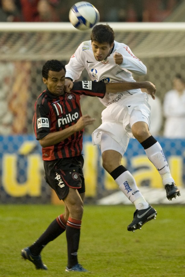 ATLETICO PARANAENSE/PR X CORINTHIANS/SP - em um lance da partida realizada esta tarde no estádio da Arena da Baixada, em Curitiba, válida pelo primeiro turno do Campeonato Brasileiro de 2009