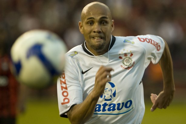 ATLETICO PARANAENSE/PR X CORINTHIANS/SP - em um lance da partida realizada esta tarde no estádio da Arena da Baixada, em Curitiba, válida pelo primeiro turno do Campeonato Brasileiro de 2009