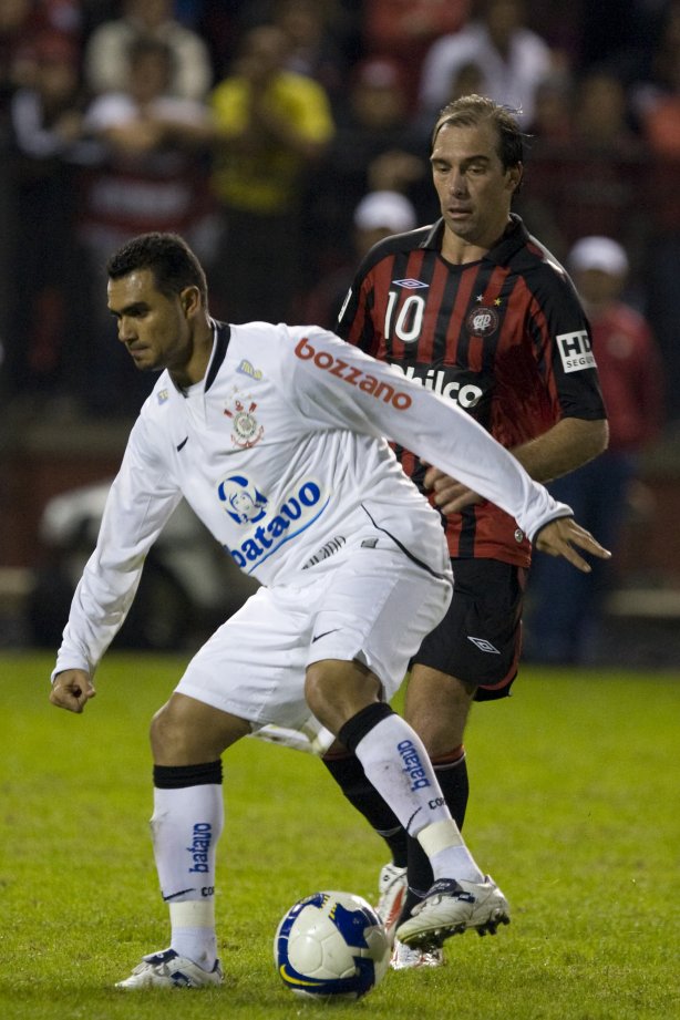 ATLETICO PARANAENSE/PR X CORINTHIANS/SP - em um lance da partida realizada esta tarde no estádio da Arena da Baixada, em Curitiba, válida pelo primeiro turno do Campeonato Brasileiro de 2009