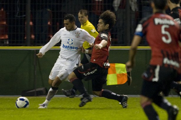 ATLETICO PARANAENSE/PR X CORINTHIANS/SP - em um lance da partida realizada esta tarde no estádio da Arena da Baixada, em Curitiba, válida pelo primeiro turno do Campeonato Brasileiro de 2009