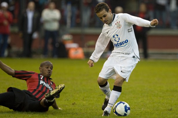 ATLETICO PARANAENSE/PR X CORINTHIANS/SP - em um lance da partida realizada esta tarde no estádio da Arena da Baixada, em Curitiba, válida pelo primeiro turno do Campeonato Brasileiro de 2009