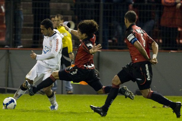 ATLETICO PARANAENSE/PR X CORINTHIANS/SP - em um lance da partida realizada esta tarde no estádio da Arena da Baixada, em Curitiba, válida pelo primeiro turno do Campeonato Brasileiro de 2009