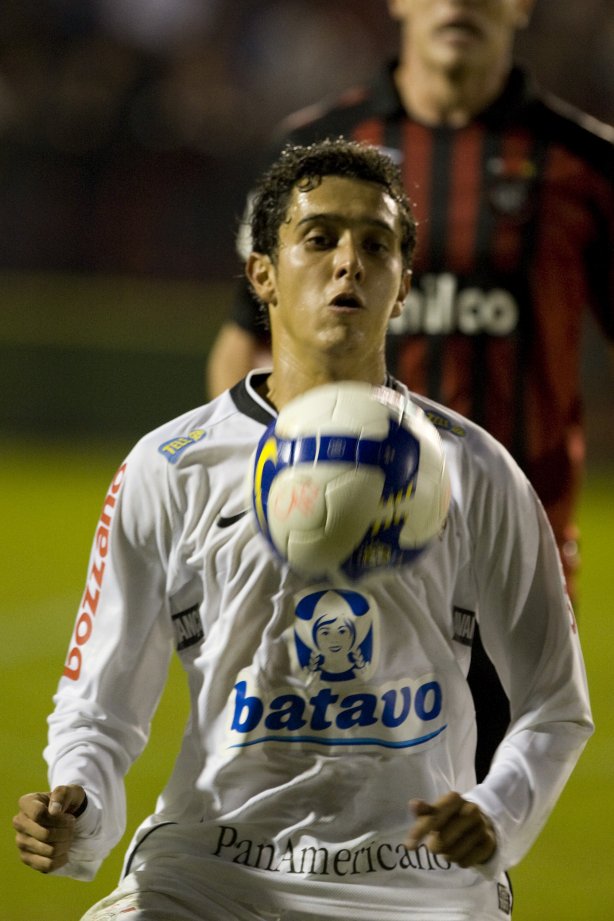 ATLETICO PARANAENSE/PR X CORINTHIANS/SP - em um lance da partida realizada esta tarde no estádio da Arena da Baixada, em Curitiba, válida pelo primeiro turno do Campeonato Brasileiro de 2009