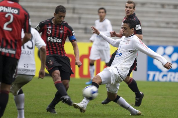 ATLETICO PARANAENSE/PR X CORINTHIANS/SP - Antônio Carlos e Marcinho em um lance da partida realizada esta tarde no estádio da Arena da Baixada, em Curitiba, válida pelo primeiro turno do Campeonato Brasileiro de 2009