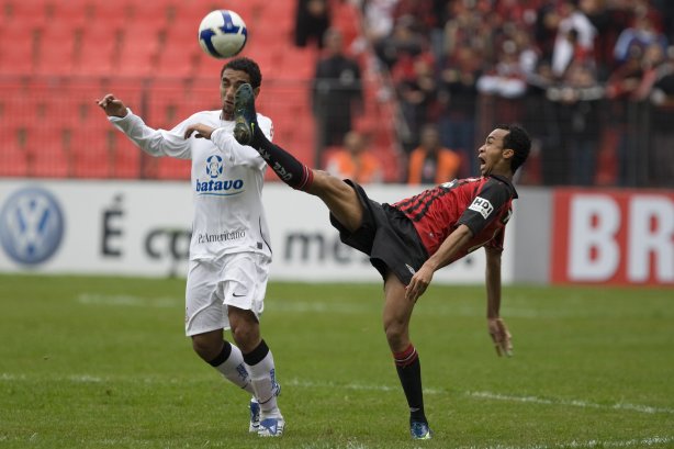 ATLETICO PARANAENSE/PR X CORINTHIANS/SP - Boquita e Wesley em um lance da partida realizada esta tarde no estádio da Arena da Baixada, em Curitiba, válida pelo primeiro turno do Campeonato Brasileiro de 2009